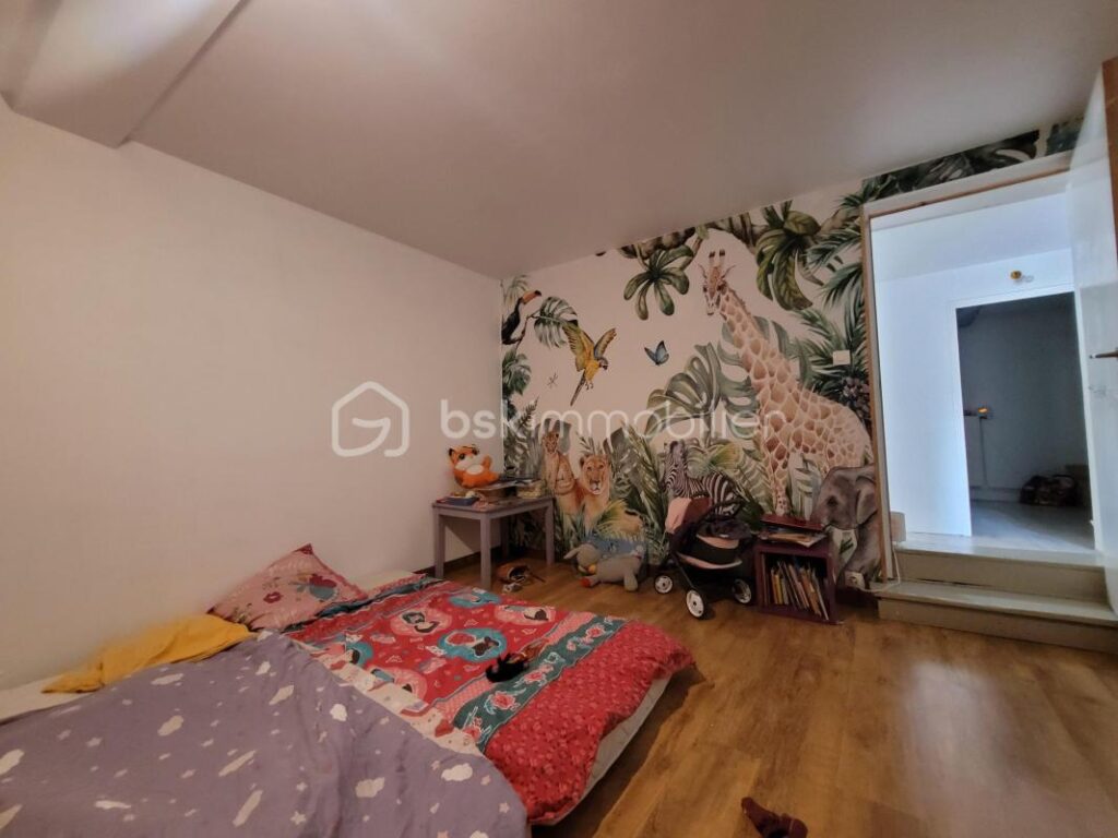 Rives Maison familiale Individuelle 250 000 € – 8 pièces – 7 chambres – 194 m²