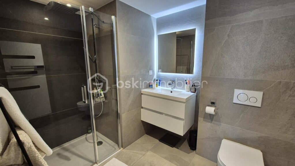 A VENDRE APPARTEMENT RECENT TRAVERSANT DE 122M² A CANET EN ROUSSILLON – COTE PORT – TERRASSES DE 100 M² – TROIS CHAMBRES – PARKING PRIVE – GARAGE INDIVIDUEL – CLIMATISATION GAINABLE – CUISINE D ETE – SPA – VUE DEGAGEE SUR LES ALBERES – 5 pièces – 3 chambres – 122 m²