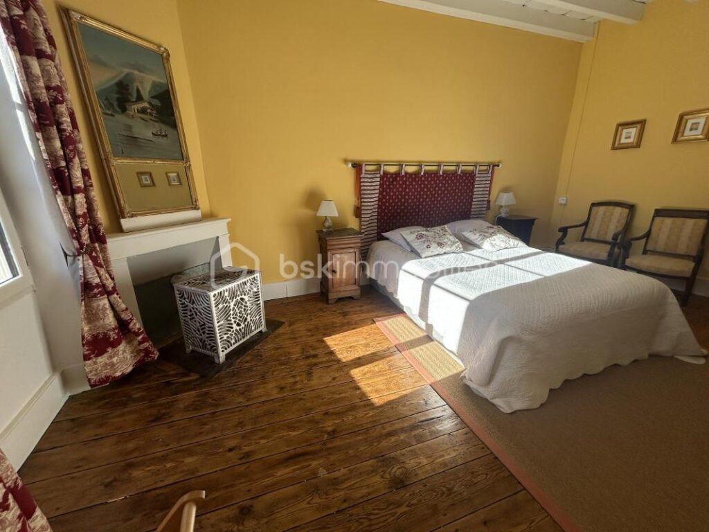 CHÂTEAU et SA MAISON de Gardien – VUE -TERRAIN – PISCINE – DÉPENDANCES – NR pièces – 12 chambres – 722 m²