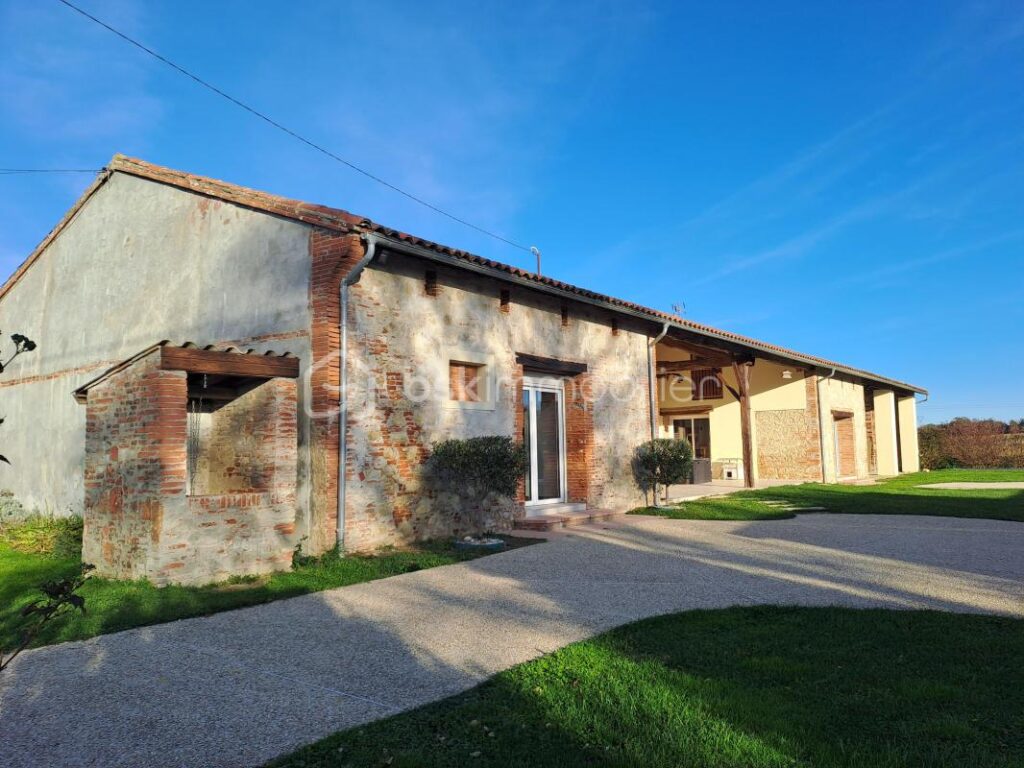 Longère de 275 m² avec dépendances et piscine – 7 pièces – 5 chambres – 275 m²