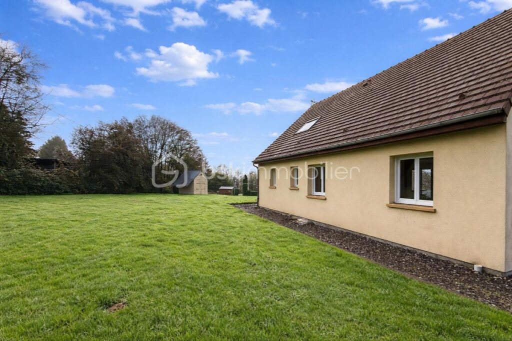 Maison familiale à 5 minutes de Pont-l’Évêque – Grand terrain de 3 900 m² et belle vue – 4 pièces – 3 chambres – 104 m²