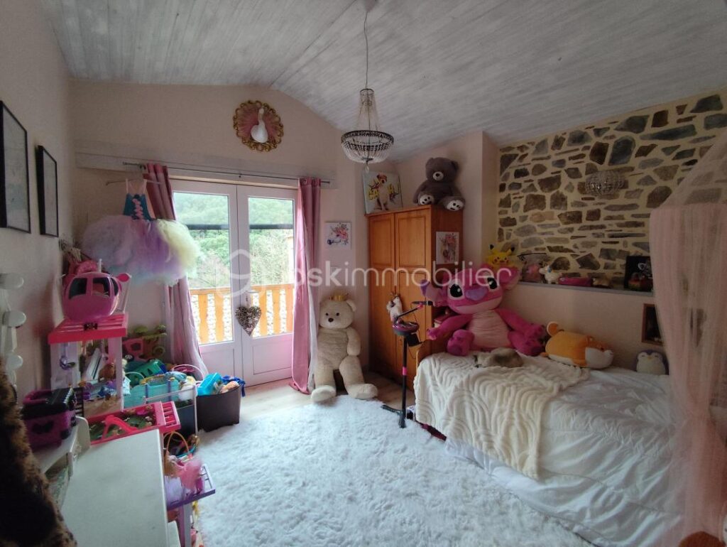 Charmante maison de famille en pierre dans un petit hameau au calme – 5 pièces – 3 chambres – 110 m²