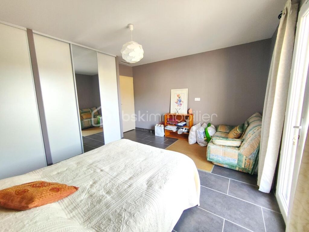 MONTREDON DES CORBIÈRES – VILLA moderne 5 pièces 165m² habitable avec VUE EXCEPTIONNELLE – GRANDE CUISINE EQUIPEE – ARRIÈRE CUISINE – GARAGE 18m² avec mezzanine – 4 CHAMBRES dont GRANDE SUITE PARENTALE – CLIM GAINABLE sur PARCELLE 585m² – 5 pièces – 4 chambres – 165 m²