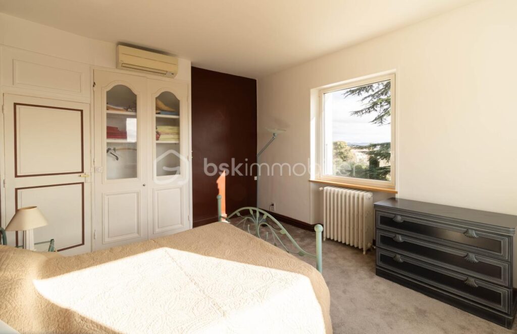 Demeure de caractère avec ascenseur, dépendances et terrain piscinable – 8 pièces – 6 chambres – 255 m²