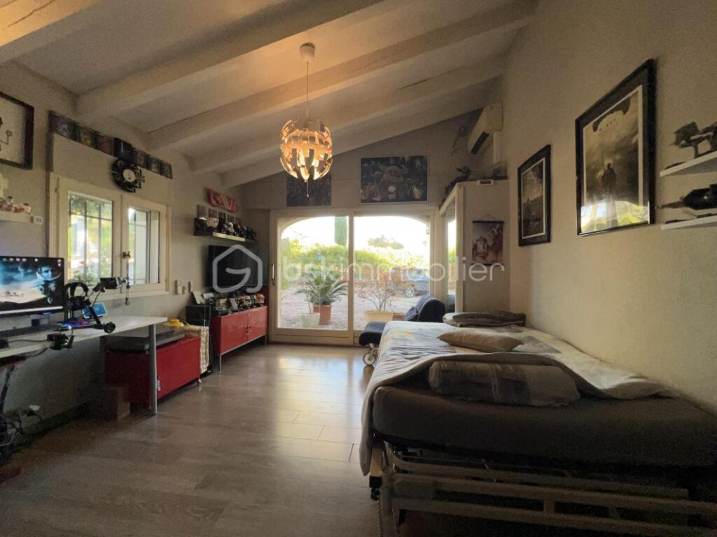 Vue Spectaculaire sur le Rocher : L’Art de Vivre Provençal à La Bouverie – 6 pièces – 4 chambres – 186 m²