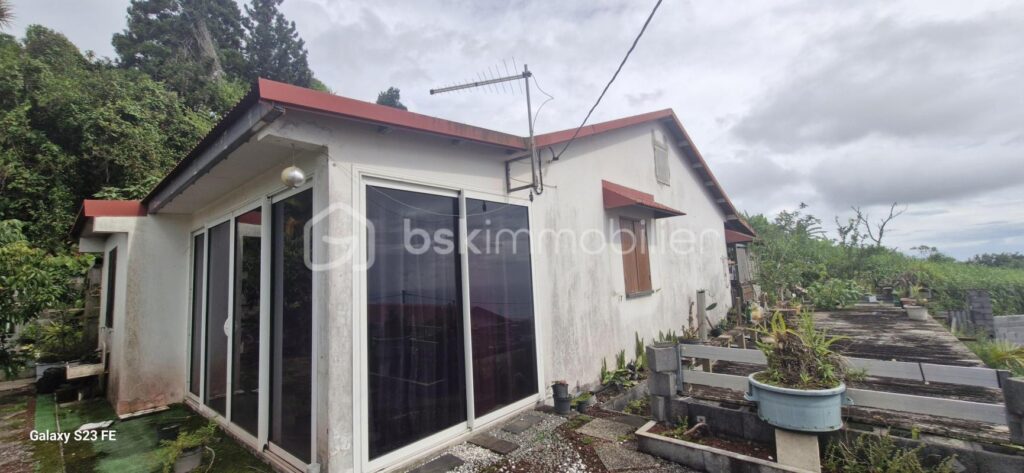 Maison a rénover A PETITE ILE – 4 pièces – 3 chambres – 75 m²