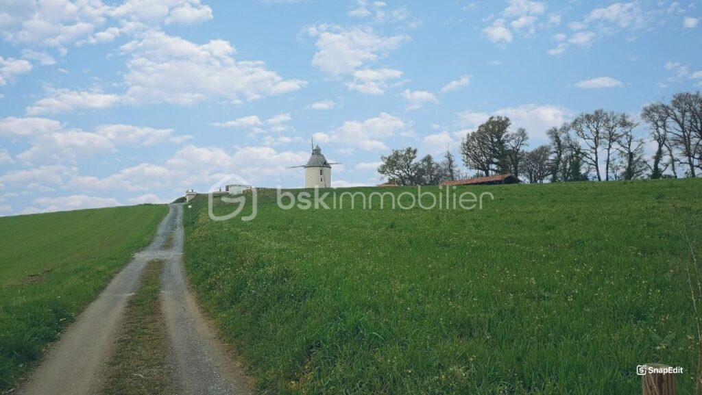 Grande maison familiale de charme avec vue imprenable sur les Pyrénées – Sous-sol entièrement aménagé – Grand terrain clôturé et dépendances – 8 pièces – 4 chambres – 152 m²