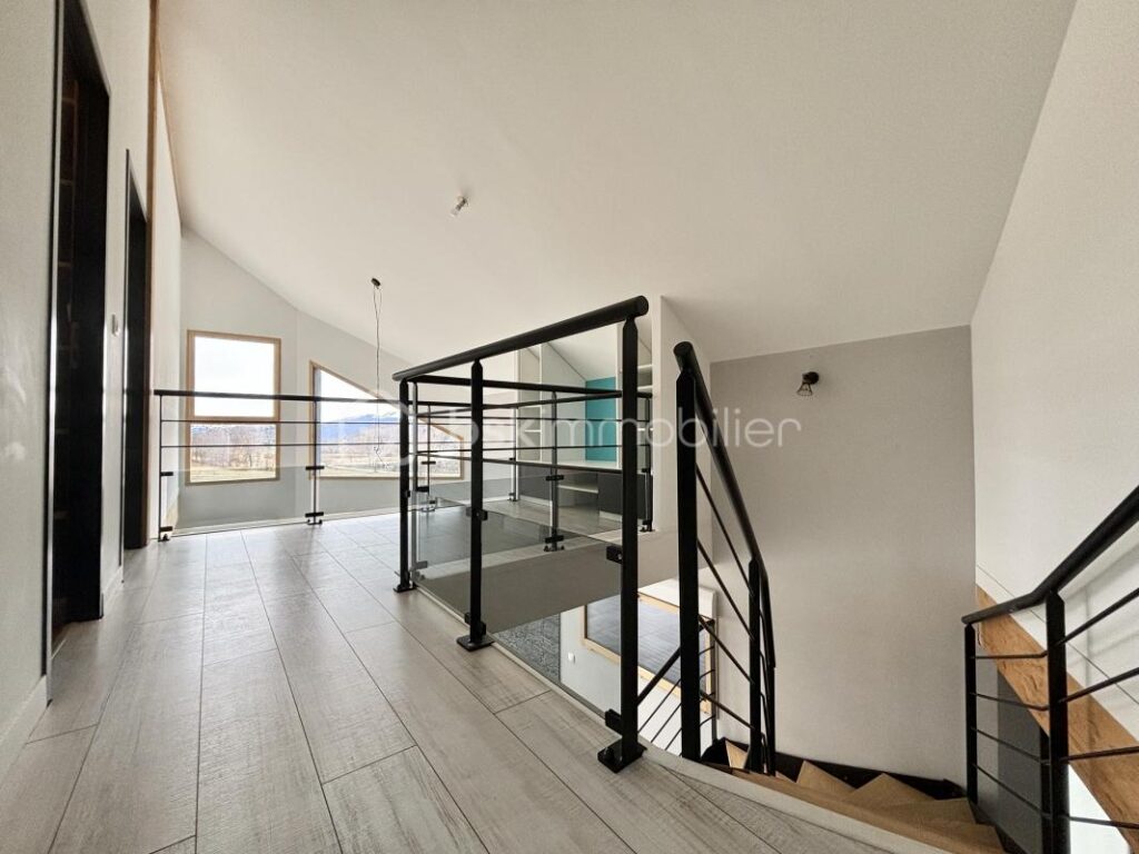 Maison d’architecte de 173m2 avec terrain de 993m2 – 6 pièces – 5 chambres – 173 m²