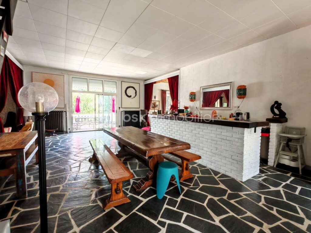 Spacieux pavillon au calme avec garage, sous-sol, jardin et bois – 11 pièces – 5 chambres – 416 m²