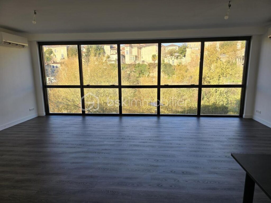 Immeuble de bureaux sur 3 niveaux avec appartement indépendant, opportunité d’investissement rare – 10 pièces – NR chambres – 270 m²
