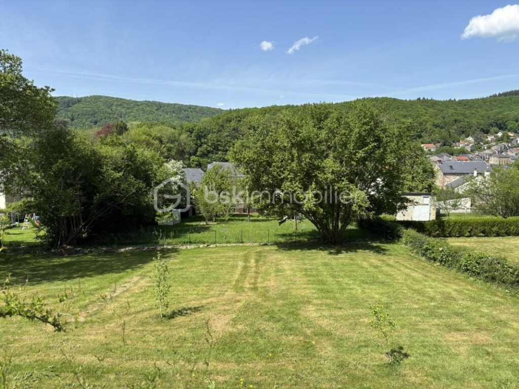 Maison Individuelle rénovée 5 pièces avec Sous-Sol Complet, garage et jardin – Nouzonville – 5 pièces – 4 chambres – 121 m²