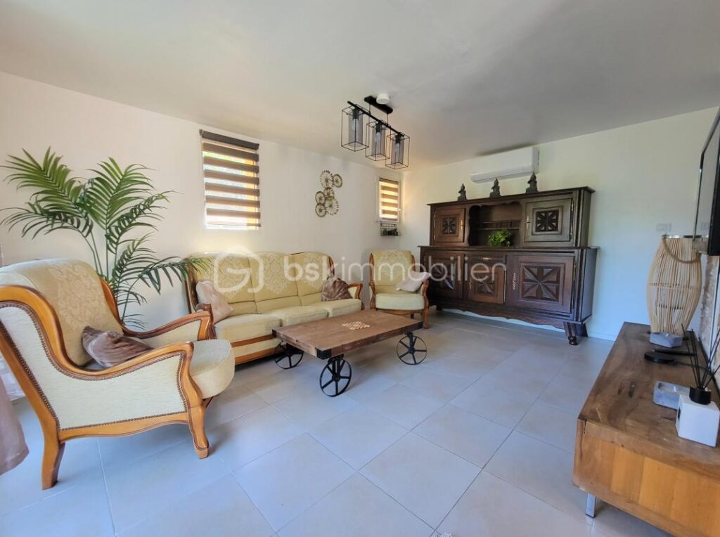 Grande maison familiale de plain pied avec piscine, terrasses, vue dégagée et T3 indépendant – 9 pièces – 7 chambres – 188 m²