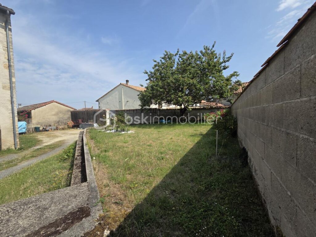 Maison de caractère 100 m² à Limalonges avec jardin, garage et cave voutée – 3 pièces – 2 chambres – 100 m²