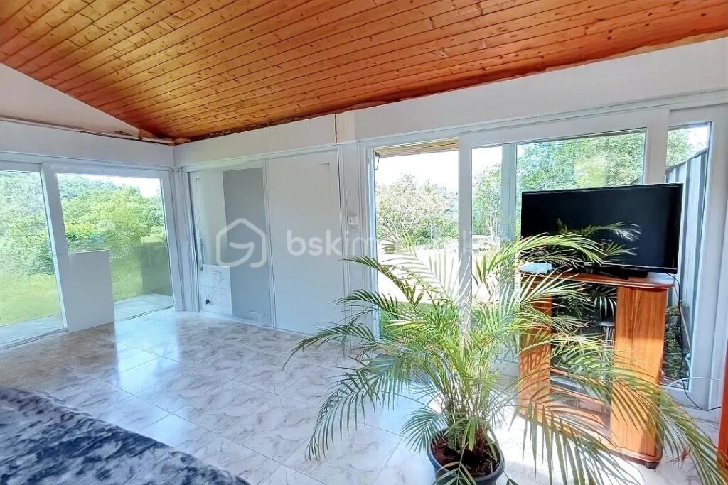 Maison isolée au calme mais proche des commerces entre Pau et Oloron – 4 pièces – 2 chambres – 155 m²