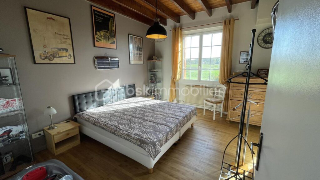 Magnifique bâtisse en pierre de 219m² habitable avec environ 658m² de dépendance sur 10600m² partiellement clos – 7 pièces – 4 chambres – 219 m²