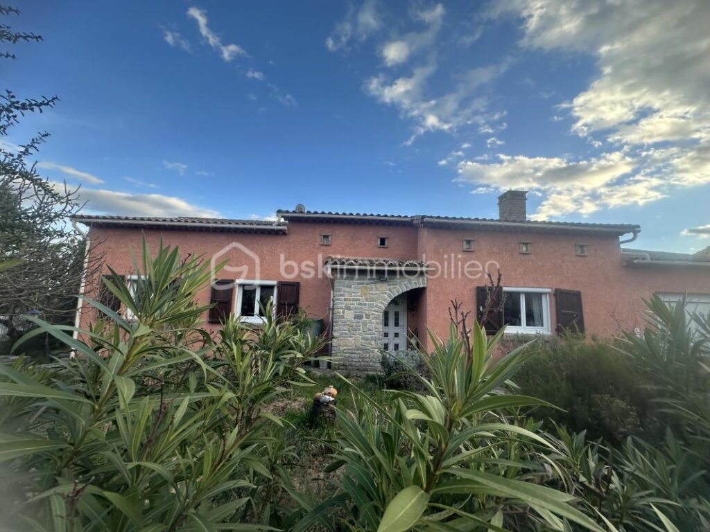 Découvrez la quiétude d’une villa spacieuse à Bagard à proximité de toutes commodités – 5 pièces – 3 chambres – 131 m²