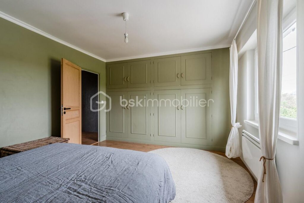 MAISON AVEC CHARME , POTENTIEL D’AGRANDISSEMENT ET DEPENDANCE AU CALME ET SANS VIS A VIS – 5 pièces – 3 chambres – 128 m²