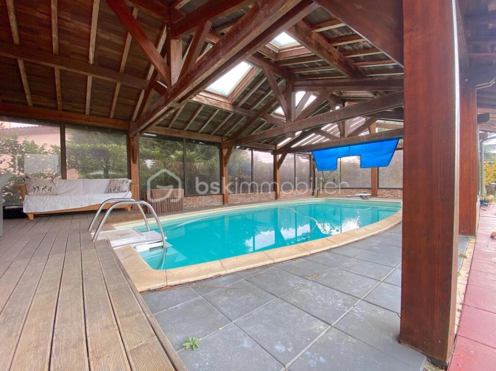 Maison avec 4 chambres + une piscine couverte + un garage de 110m2 !!! De l’espace, du calme et de l’authenticité !!!! – 8 pièces – 4 chambres – 248 m²