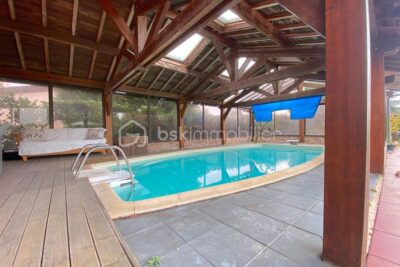 Maison avec 4 chambres + une piscine couverte + un garage de 110m2 !!! De l&rsquo;espace, du calme et de l&rsquo;authenticité !!!! – 8 pièces – 4 chambres – 248 m²