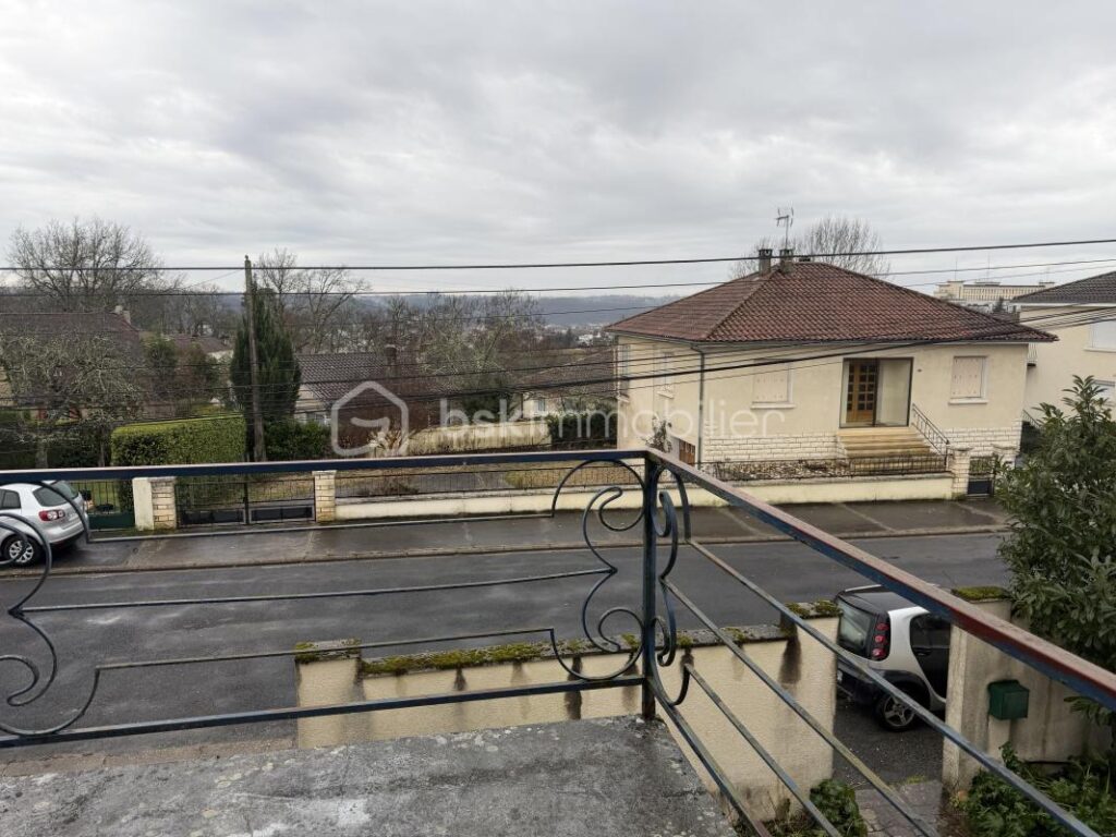 À VENDRE – MAISON DE 194M² SUR LES HAUTEURS DE TRÉLISSAC – 9 pièces – 4 chambres – 194 m²
