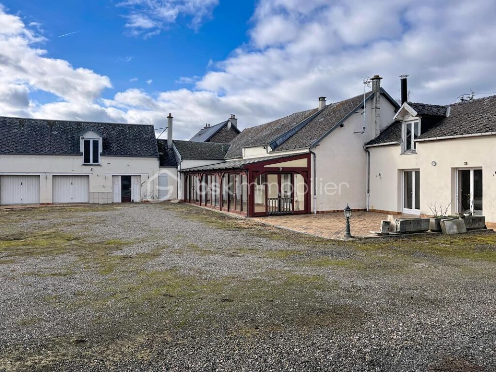 CORPS DE FERME AVEC HANGARS ET PATURE – 8 pièces – 4 chambres – 222 m²