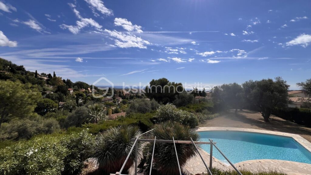 VILLA D’ARCHITECTE – VUE MER PANORAMIQUE – PISCINE – GARAGE – PROCHE CENTRE-VILLE – 7 pièces – 5 chambres – 230 m²