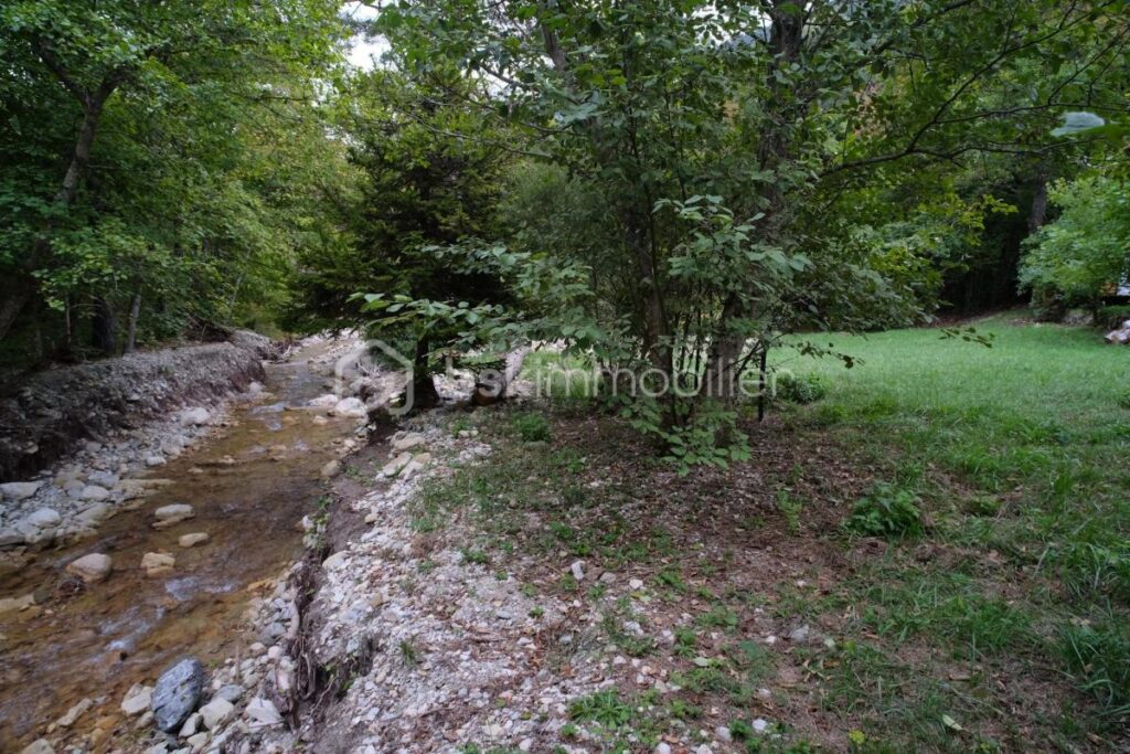 Chalet récent en bois au bord de la rivière sur un terrain plat de 5 460 m² – 3 pièces – 2 chambres – 70 m²