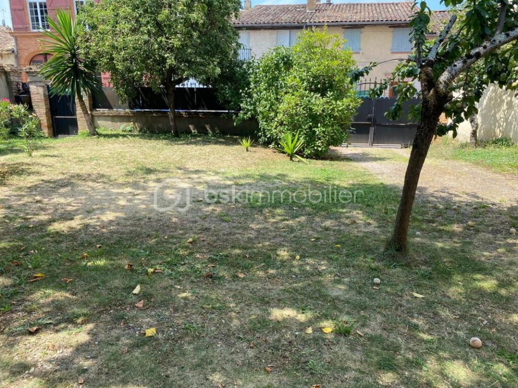 Maison de charme au cœur du village de Nègrepelisse – 5 pièces – 3 chambres – 165 m²