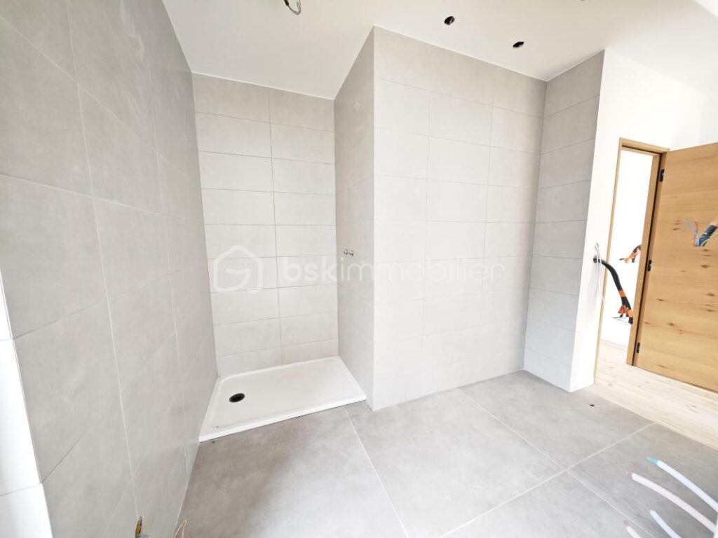 Maison exceptionnelle vue panoramique, d’une superficie de 144 m², sur sous-sol de 56 m² édifié sur terrain de 410 m² arboré et paysagé, RT 2020, 4 chambres, une salle d’eau, une salle de bain, 2 wc séparés – 6 pièces – 4 chambres – 144 m²