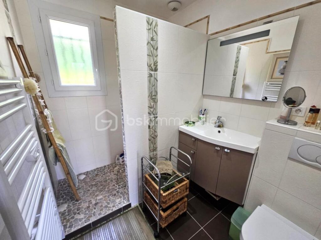 A Les Arcs (Var) – Maison traditionnelle de charme de 130 m² sur 2400 m² de terrain – Quartier résidentiel prisé – dépendance – piscine – Garage – 5 pièces – 3 chambres – 130 m²