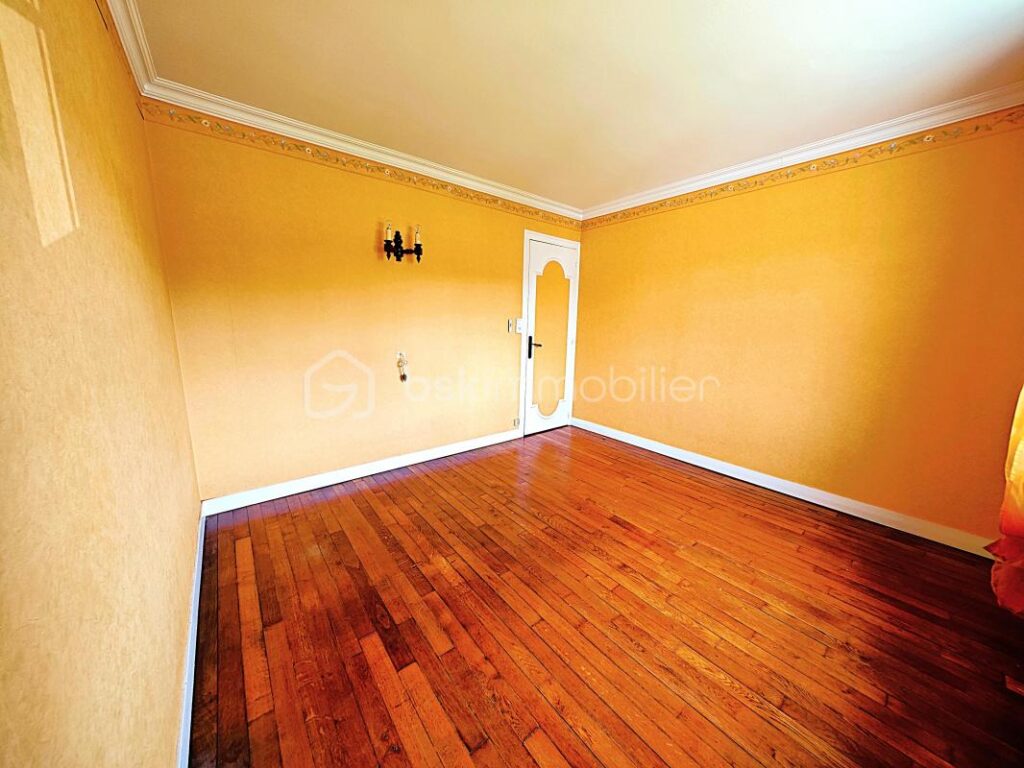 Maison de plain-pied de 80 m² sur sous-sol total sur terrain entièrement constructible et divisible de 1457 m² – 4 pièces – 2 chambres – 80 m²