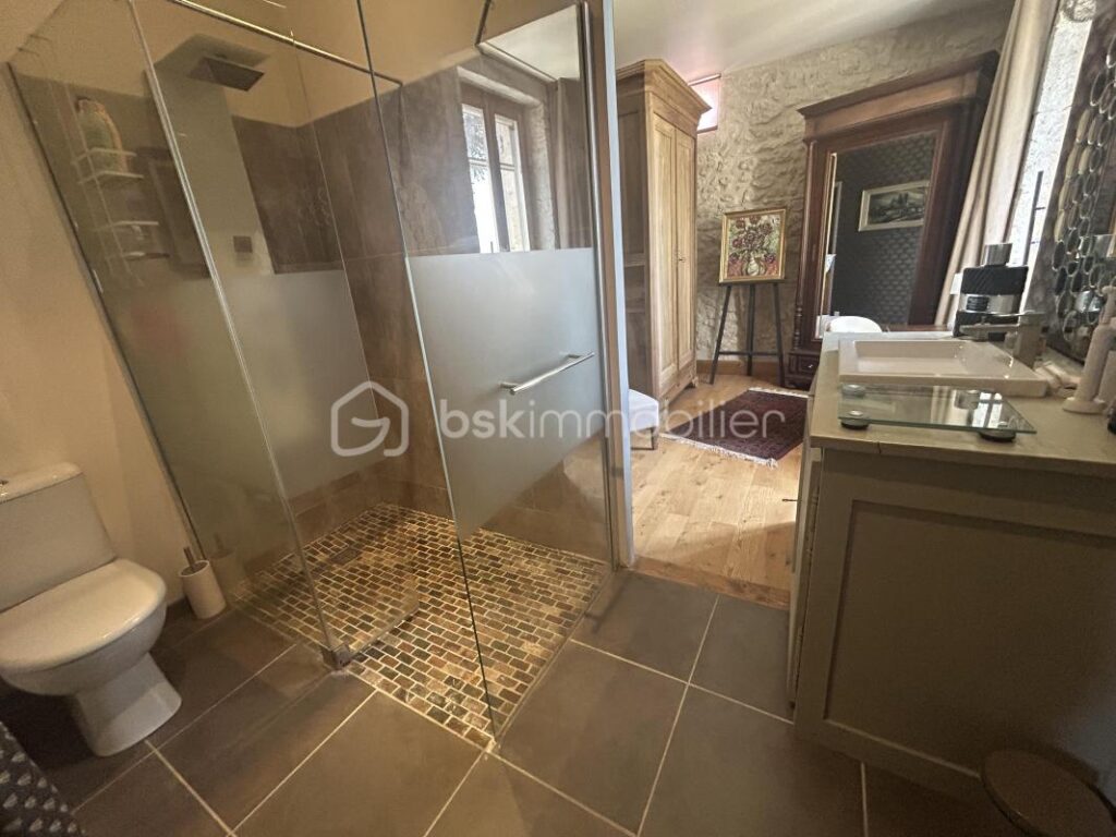 MAGNIFIQUE PROPRIETE EN PIERRES – VUE – CALME – GITES – DEPENDANCES – SOURCE – ETANG – NR pièces – NR chambres – 885 m²