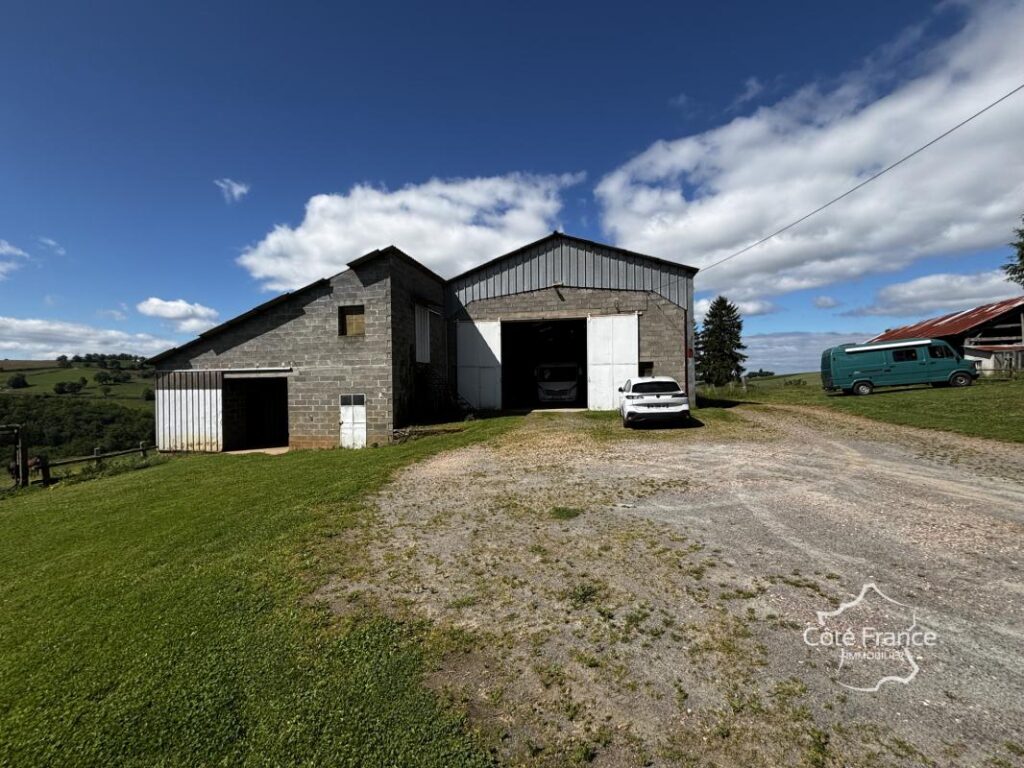 Corps de ferme avec maison d’habitation, plusieurs grandes d – 6 pièces – 3 chambres – 98 m²