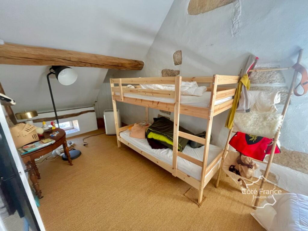 Demeure médiévale de charme avec vues imprenables au coeur de – 4 pièces – 2 chambres – 127 m²