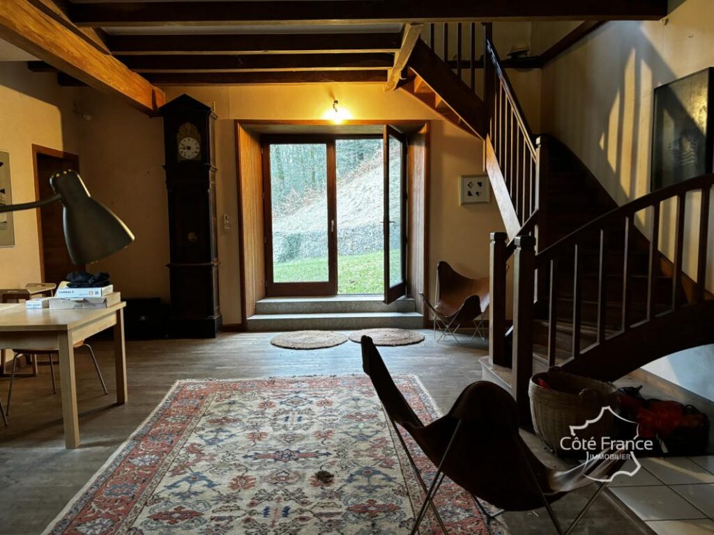 Ancien moulin avec droit d’eau et 2,2 hectares du terrain, C – 7 pièces – 4 chambres – 209 m²