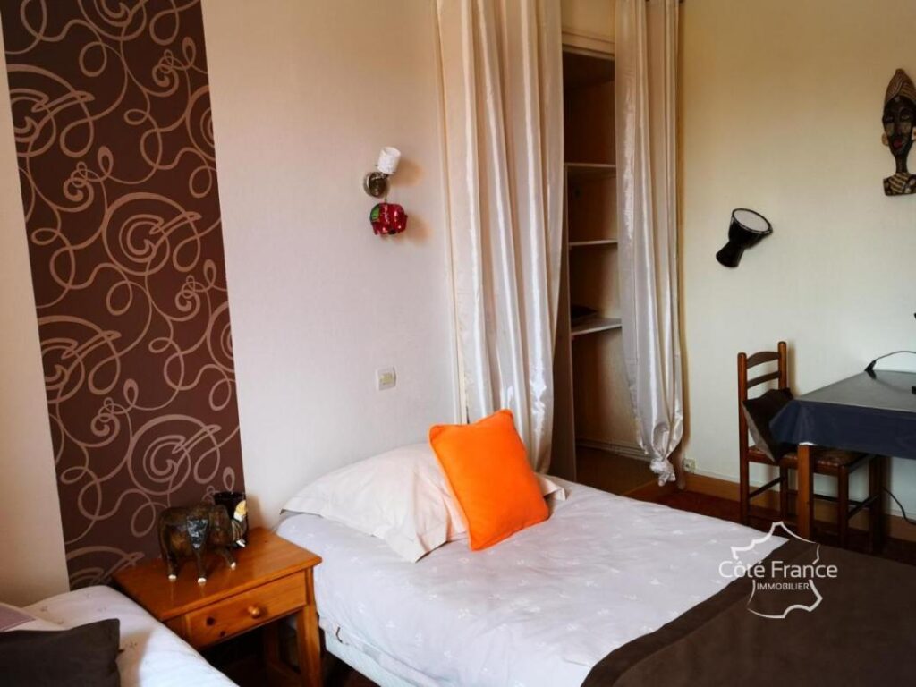 Auberge familiale – 8 chambres – Dépendances et hébergement – 15 pièces – 10 chambres – 380 m²