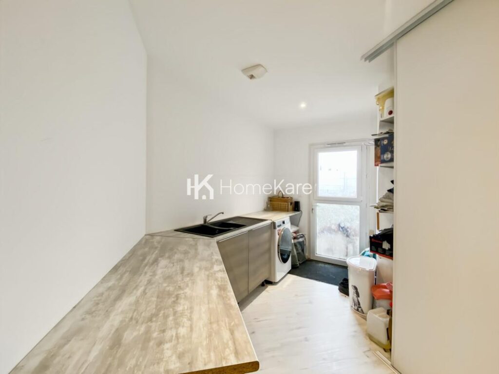 VILLA AVEC VUE, PISCINE, DEPENDANCE ET GRAND GARAGE – 8 pièces – 6 chambres – 275 m²