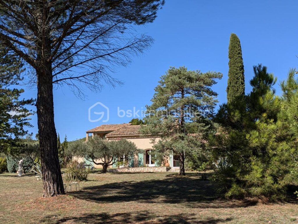 Maison d’architecte de 208m2 au calme sur terrain clos et sécurisé – 6 pièces – 4 chambres – 208 m²