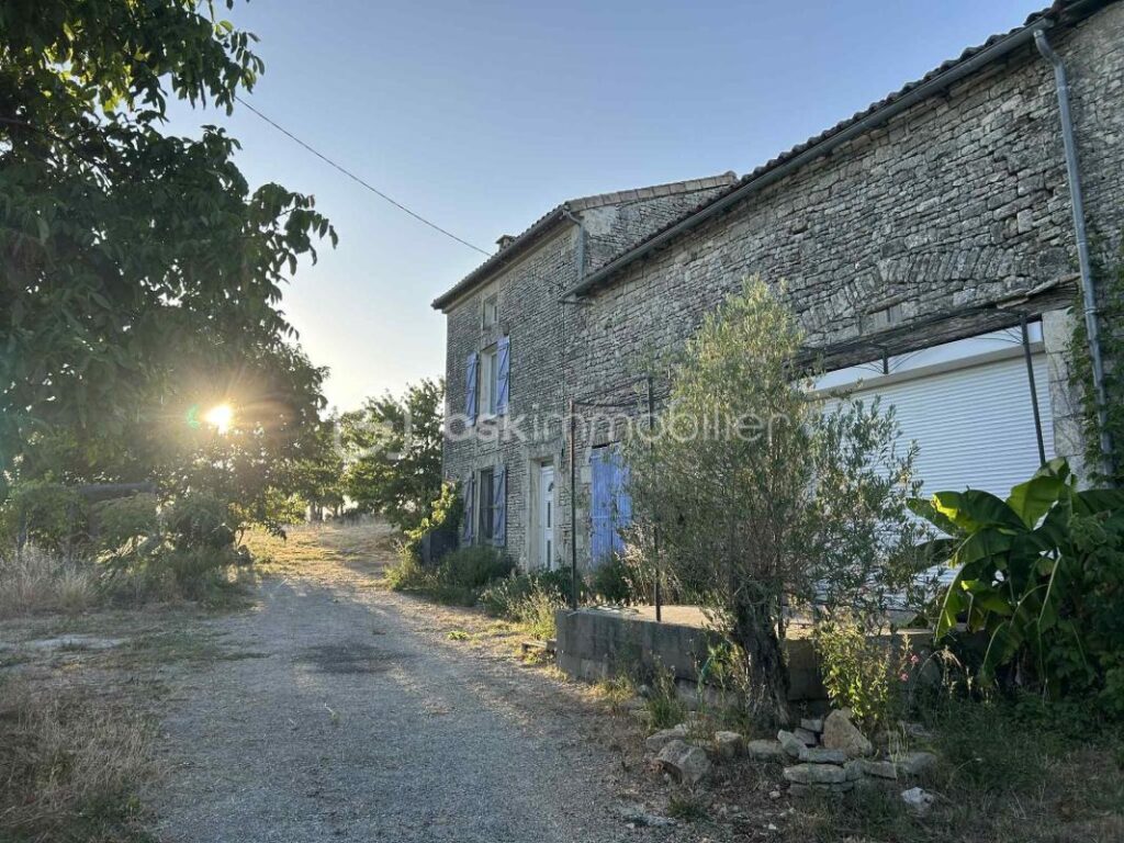 Maison Charentaise en pierre – 6 pièces – 188 m² – Terrain 2500 m² – (16460) – 6 pièces – 3 chambres – 98 m²