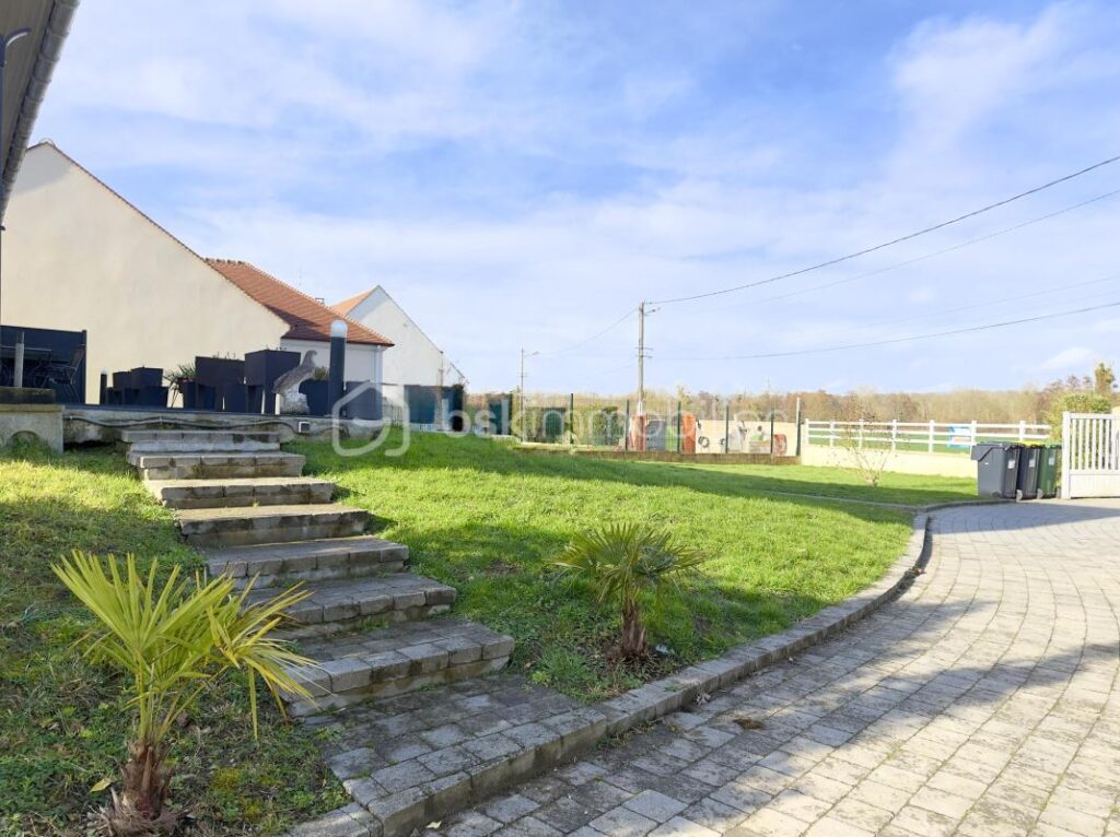 Maison moderne – 145 m² – 5 chambres – Sous-sol total – Terrain 1034 m² – 6 pièces – 5 chambres – 145 m²