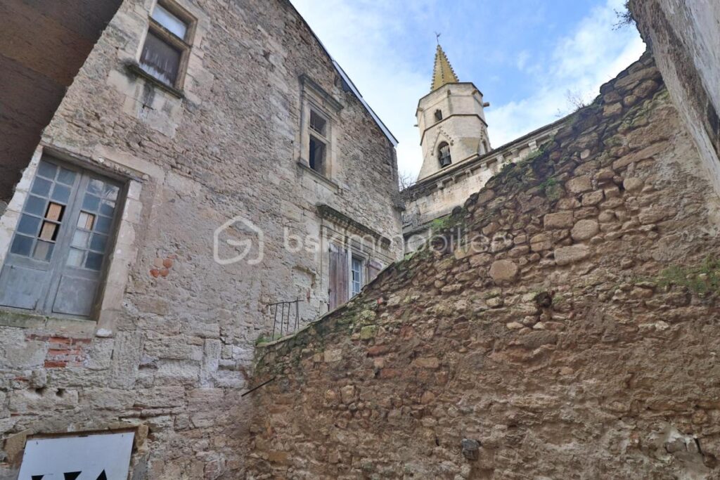 2 immeubles à rénover de 800m² avec cours, terrasse et balcon – NR pièces – NR chambres – 200 m²