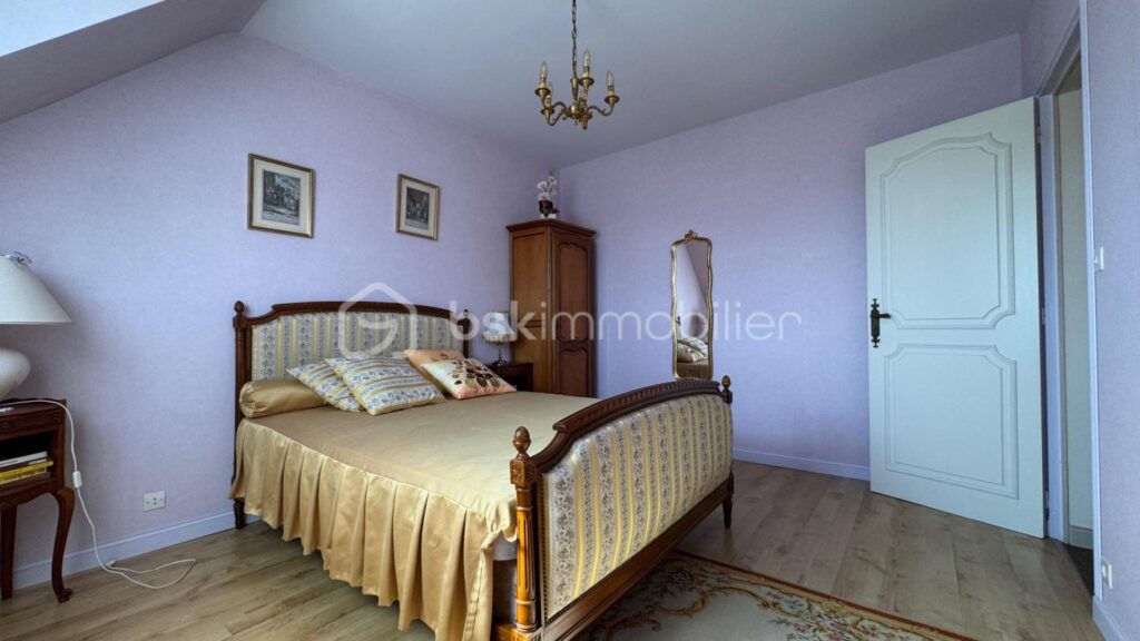 CHARMANTE MAISON TRADITIONNELLE – 8 PIÈCES – 5 CHAMBRES + 1 BUREAU – SOUS-SOL COMPLET – JARDIN CLOS ET ARBORÉ – 8 pièces – 6 chambres – 136 m²