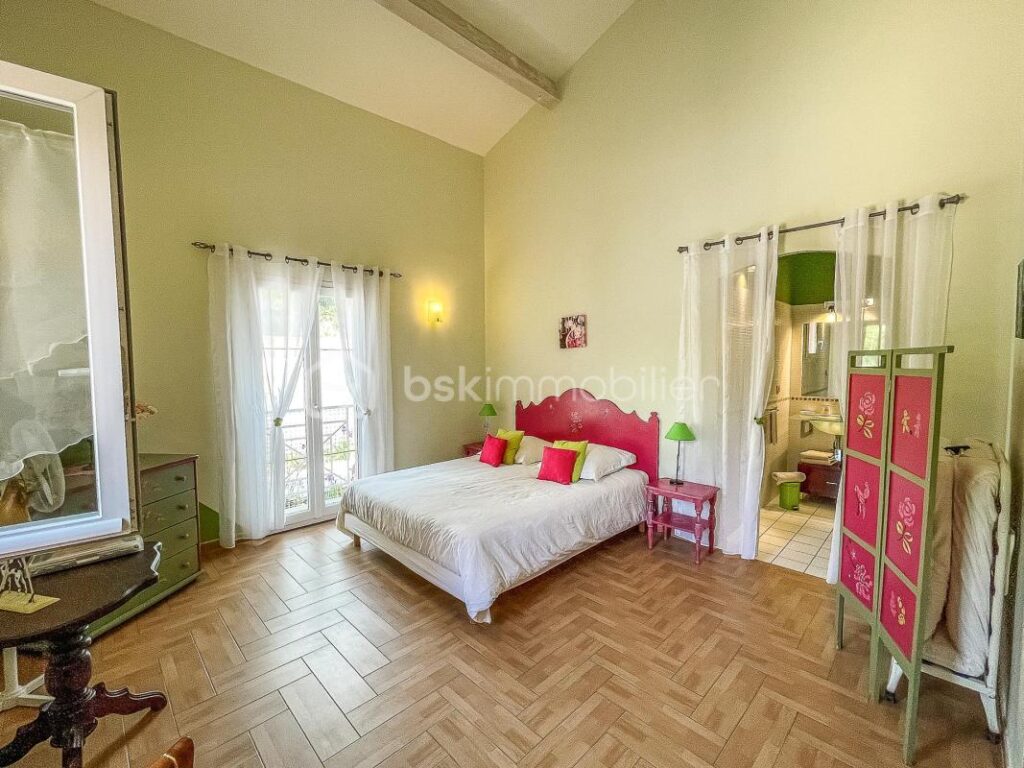 Domaine d’architecte 490 m² – 3 logements indépendants – Piscine à débordement – Vue panoramique – DPE A – Saint-Jean-de-la-Blaquière (34700) – 40 min Montpellier – 16 pièces – 12 chambres – 490 m²