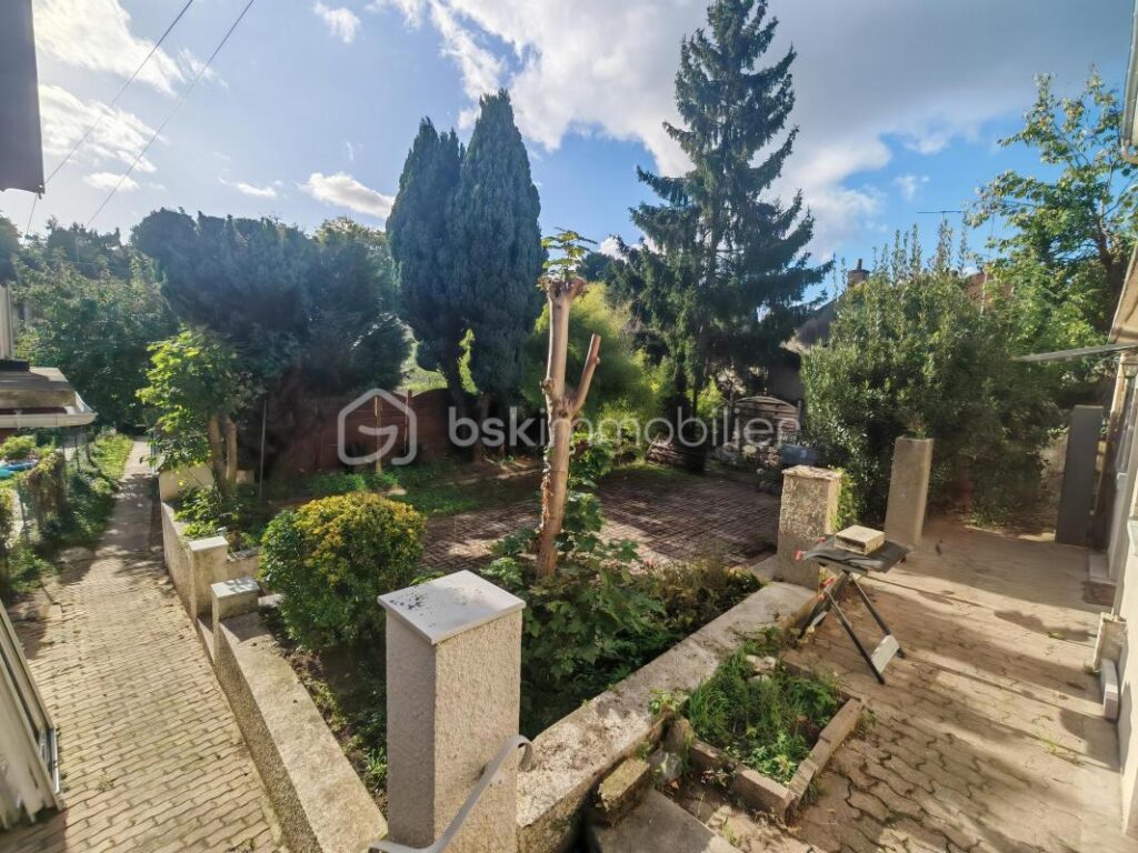 CREIL – Maison individuelle 6 pièces – 102 m² habitables / 160 m² au sol – Grand jardin devant et derrière – Exposition plein sud – 6 pièces – 2 chambres – 101 m²