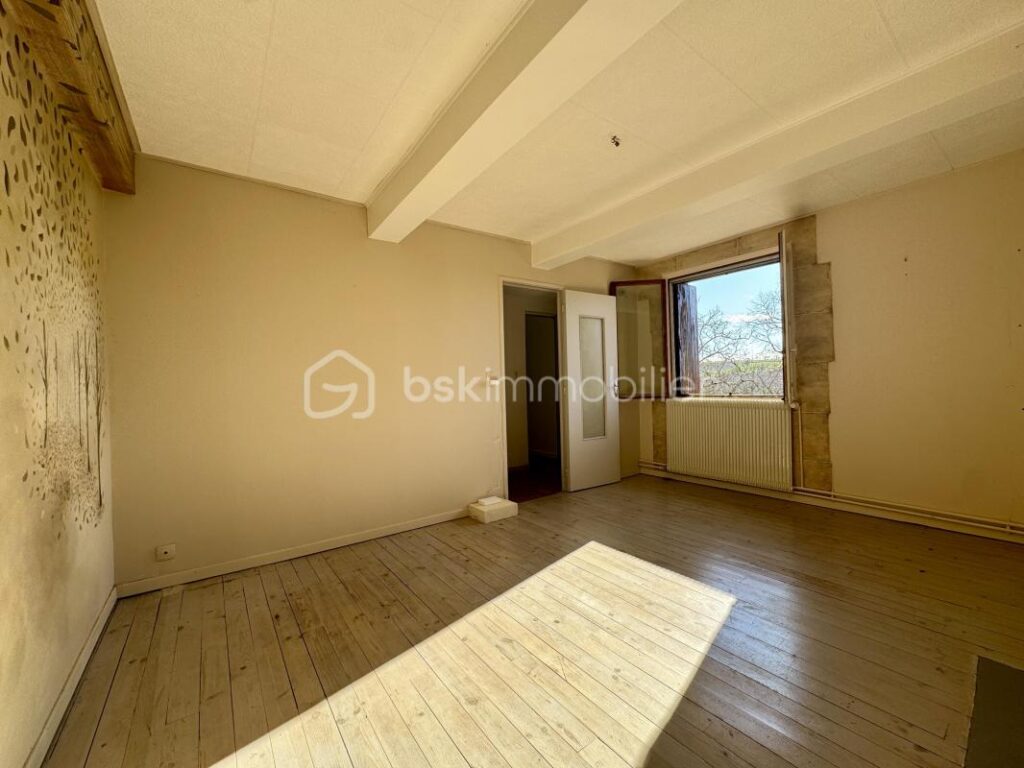 Ancienne ferme de 139m2 habitables – nombreuses dépendances – 4588m2 de terrain – 5 pièces – 3 chambres – 136 m²