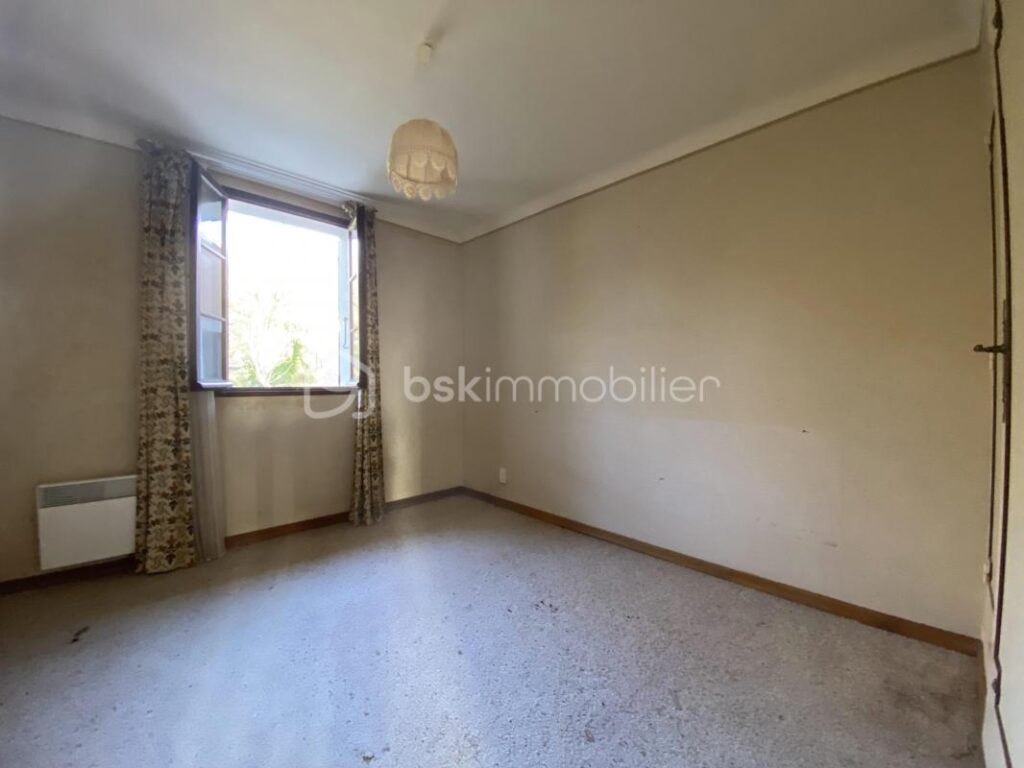 Maison traditionnelle de plain-pied de 133 m² – 6 pièces – 4 chambres + Grand Garage + Patio, sur un terrain de 4 000 m² – 6 pièces – 4 chambres – 133 m²