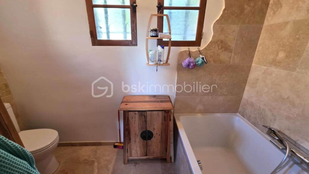 A Draguignan (Var) – Propriété d’exception en pierre – Panorama unique sur Draguignan et le massif des Maures – 180 M² – GARAGE – CARE PORT – CAVE – PISCINE – 6 pièces – 4 chambres – 180 m²