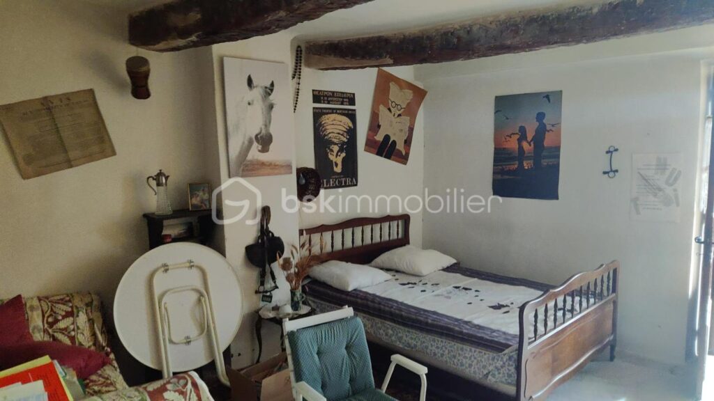 Premier niveau d’un ancien corps de ferme imprégné du charme de la Provence, avec piscine et vue exceptionnelle MONTLAUX 04230 – 4 pièces – 3 chambres – 110 m²