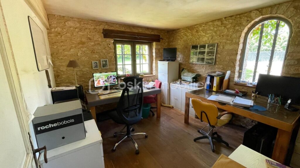 Grande propriété en pierre sur 86000m² de terrain – 7 pièces – 5 chambres – 226 m²