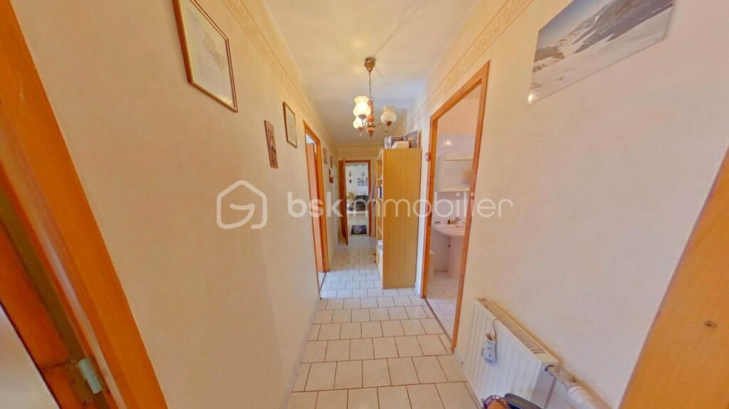 Maison de Campagne de plain pied de 132 m² avec grenier aménageable dans un environnement verdoyant – 5 pièces – 3 chambres – 132 m²